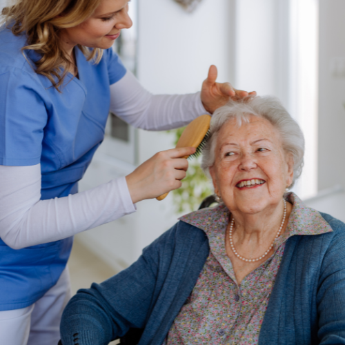 Frau kämmt älteren Frau die Haare