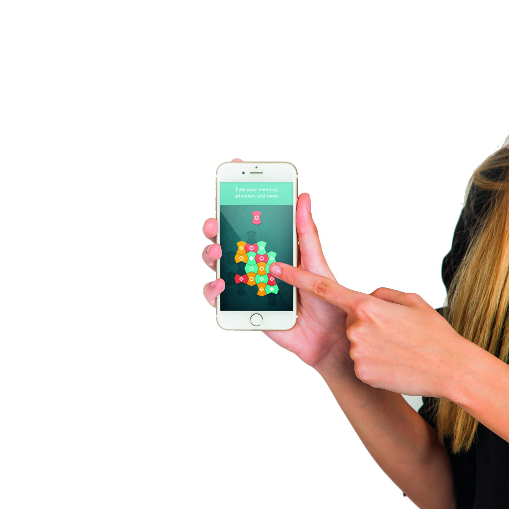 Frau zeigt auf dem Handy eine App